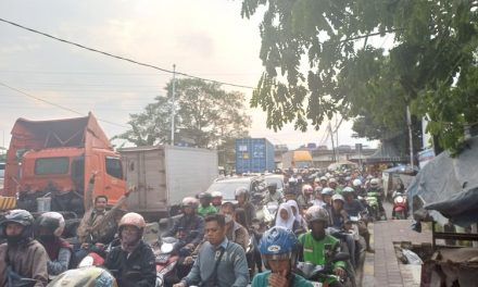 Truk Bermuatan Berbahaya Jika Berhenti Di Tanjakan
