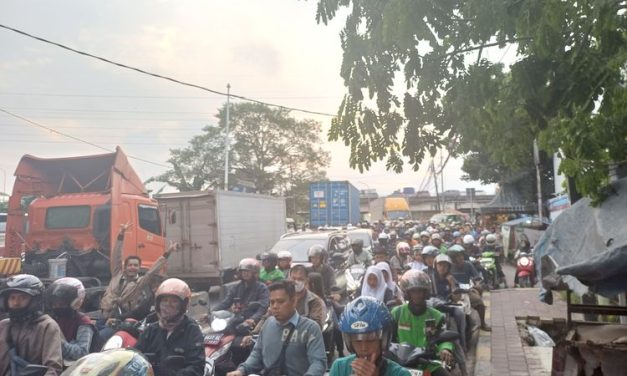 Truk Bermuatan Berbahaya Jika Berhenti Di Tanjakan