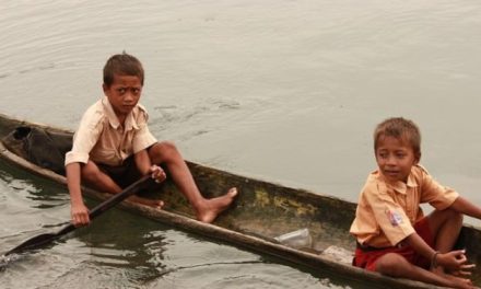 Potret Anak Pesisir Yang Berjuang Meraih Pendidikan Layak