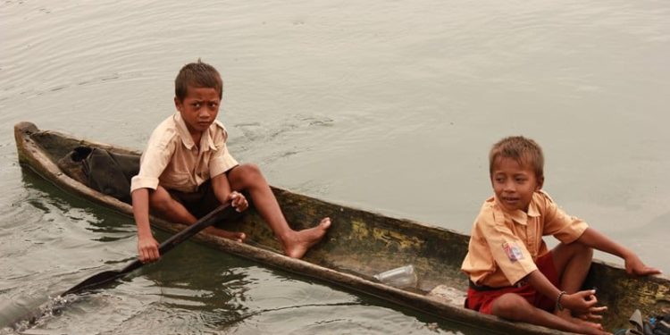 Potret Anak Pesisir Yang Berjuang Meraih Pendidikan Layak